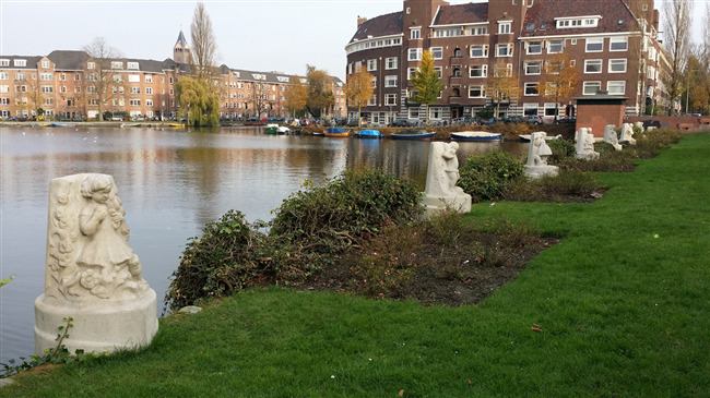 Muzenplein, beeldentuin aan het water
              <br/>
              Gerdy Bijleveld, 2014-11-01
